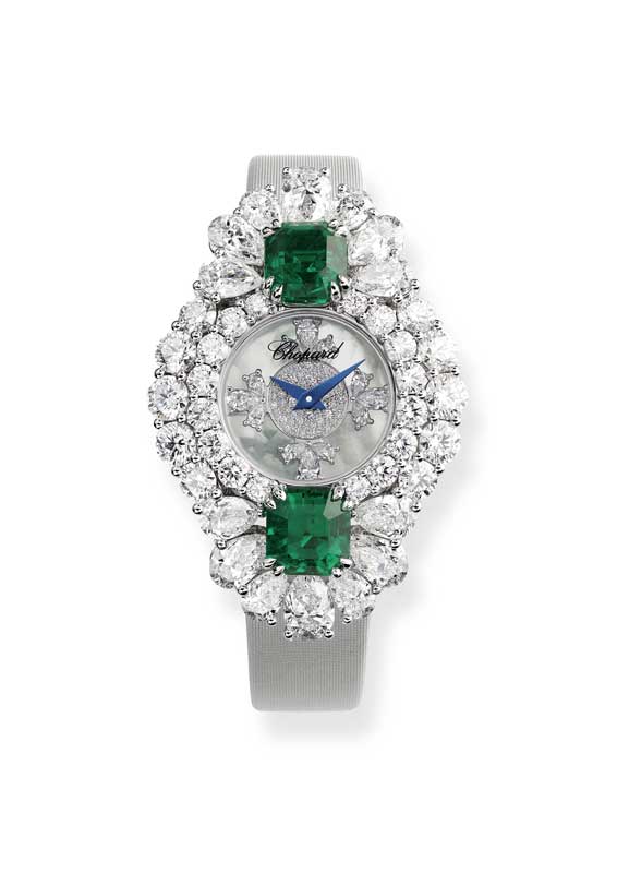 Amura,AmuraWorld,AmuraYachts, Reloj-joya de oro ético blanco de 18 quilates engastado con dos esmeraldas talla esmeralda y diamantes talla pera y talla brillante.