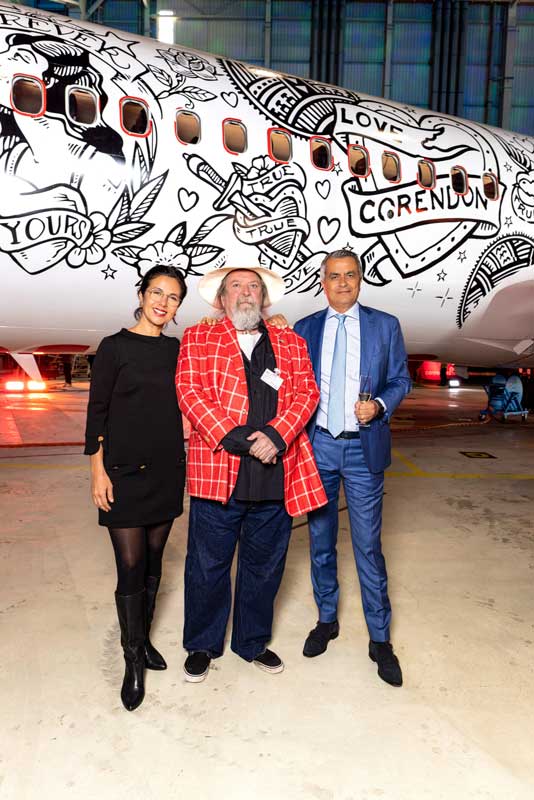Amura,AmuraWorld,AmuraYachts, La leyenda del tatuaje, Henk Schiffmacher, flanqueado por Gunay y Atilay Uslu, directora ejecutiva y fundador de Corendon Dutch Airlines, respectivamente.