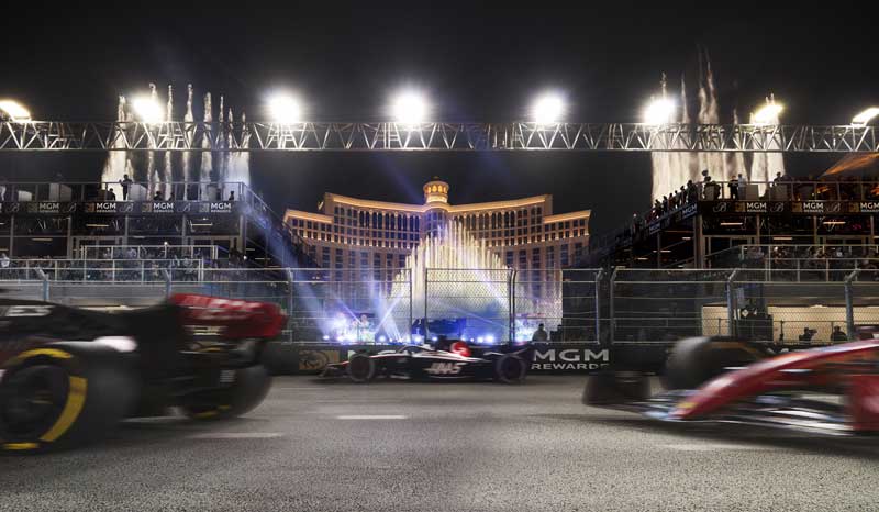 Amura,AmuraWorld,AmuraYachts, A más de 350 km/h pasan los autos Fórmula 1 sobre el asfalto de <em>The Strip</em>.
