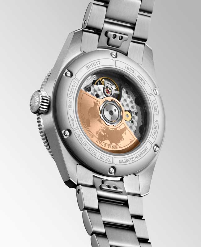Amura,AmuraWorld,AmuraYachts, Longines Spirit Zulu Time exhibe un fondo de caja transparente que revela un rotor de PVD de color oro rosa.