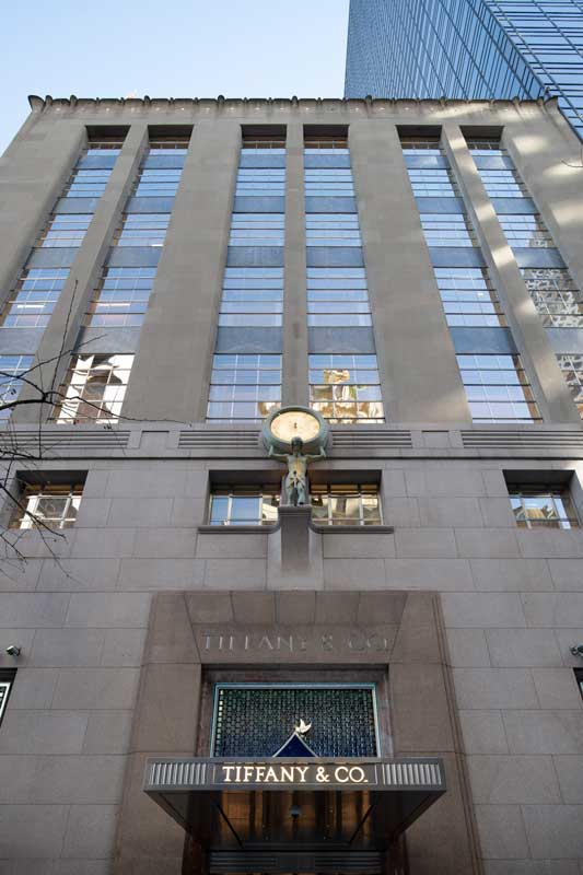 Amura,AmuraWorld,AmuraYachts, El original reloj sostenido por una estatua del titán mitológico griego <em><i>Atlas </i></em>en la tienda insignia de Tiffany, en Manhattan.