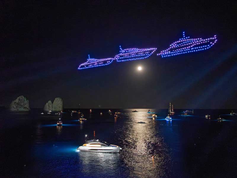 Amura,AmuraWorld,AmuraYachts, En el cielo de Capri, trescientos drones formaron diversas imágenes de Pershing.
