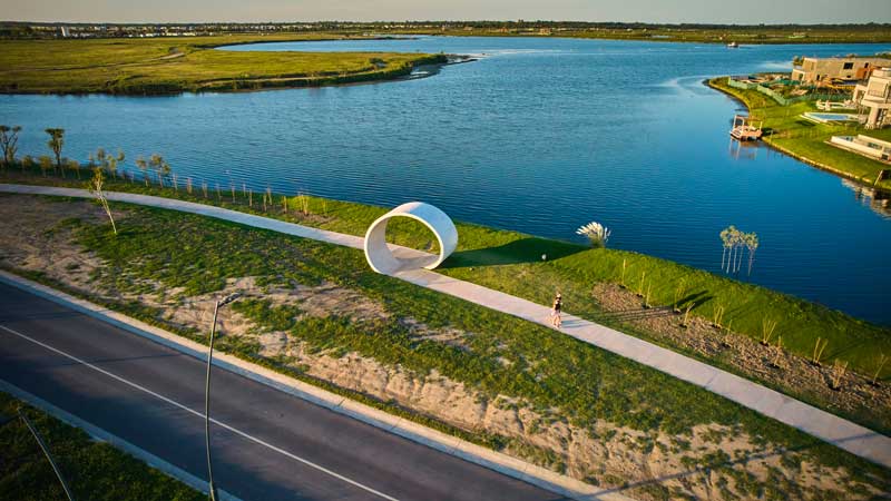 Amura,AmuraWorld,AmuraYachts, <em><i>Loop</i></em> (2023) de Nicolás Robbio forma parte del Circuito de Arte Público del museo, que recorre la ciudad de Puertos, en armonía con el lago Escobar, de doscientas hectáreas, y la Reserva Natural del río Luján.
