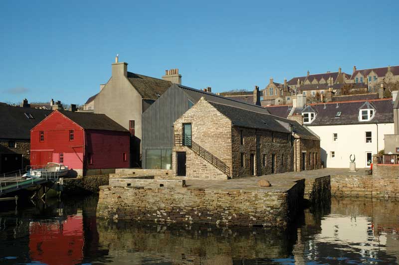 Amura,AmuraWorld,AmuraYachts, El Centro de Artes del Muelle, en el paseo marítimo de Stromness, en las Islas Orcadas, Escocia, alberga obras de Barbara Hepworth, Ben Nicholson, Sean Scully y Olafur Eliasson, entre otros. Foto: Alistair Peebles. Cortesía del Centro de Artes del Muelle.