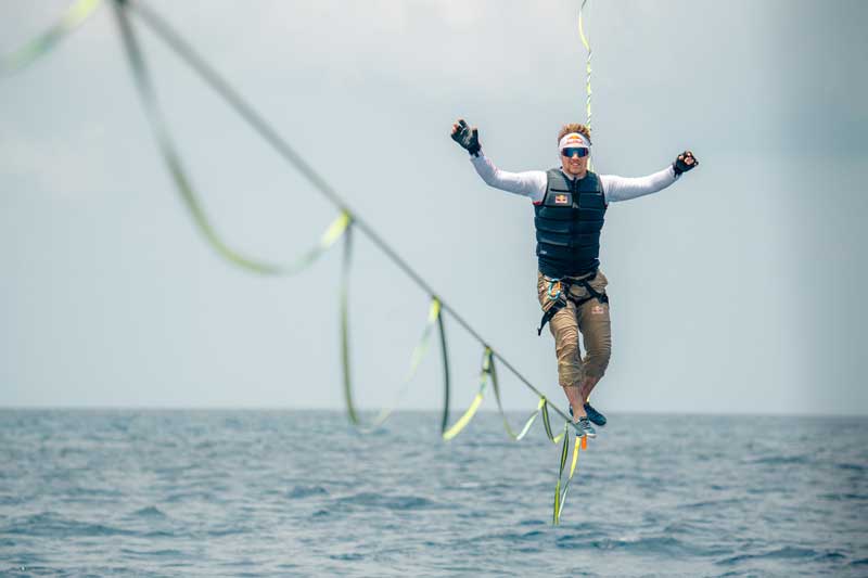 Amura,AmuraWorld,AmuraYachts, Jaan Roose realizó su hazaña al caminar sobre cuerda suspendida entre un <em>parasail</em> y una lancha rápida, sobre las aguas de las Maldivas.