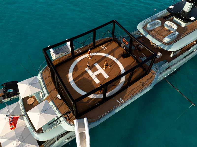Amura,AmuraWorld,AmuraYachts, Cuando no se utiliza la plataforma del helipuerto, una cancha de basquetbol es colocada.
