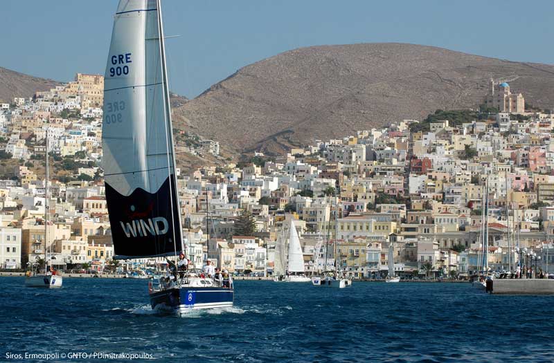 Amura,AmuraWorld,AmuraYachts, Siros es una pequeña isla de Grecia situada en el archipiélago de las Cícladas. Foto: P. Dimitrakopoulos.