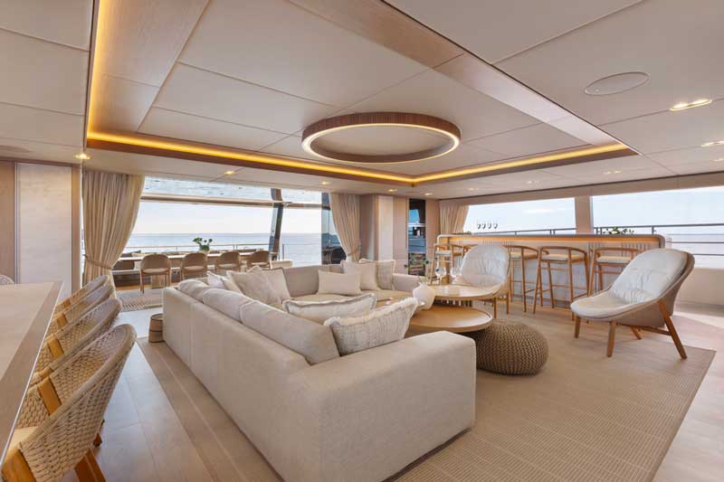 Amura,AmuraWorld,AmuraYachts, El luminoso salón de 222 m<sup>2</sup> del<strong><b> </b></strong>100 Sunreef Power.