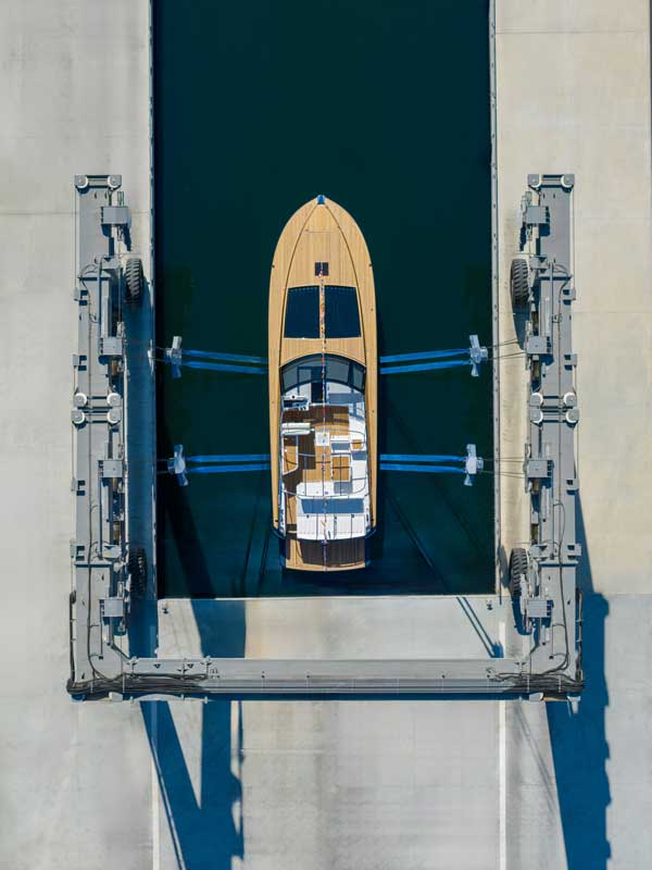 Amura,AmuraWorld,AmuraYachts, El Itama 54 fue botado en el astillero de Ferretti Group, en Marina di Ravenna.