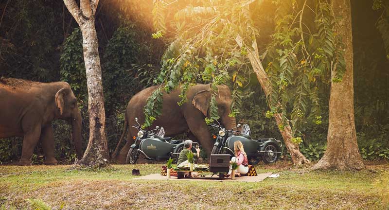 Amura,AmuraWorld,AmuraYachts, Otra opción para el visitante es trasladarse en una motocicleta con <em>sidecar</em> para conocer lo alrededores del Anantara Golden Triangle Elephant Camp & Resort.