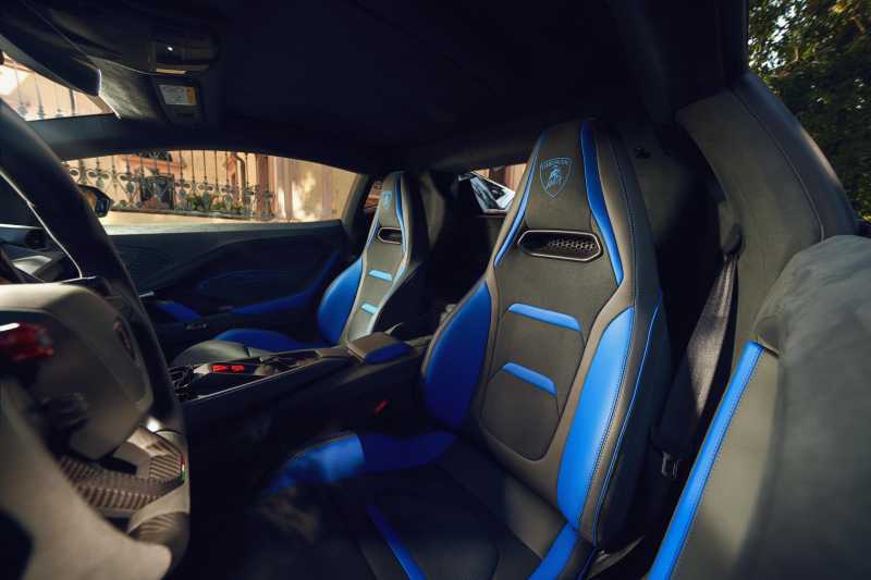 Amura,AmuraWorld,AmuraYachts, El interior está realizado en cuero Grigio Octans combinado con inserciones en Blu Nethuns.