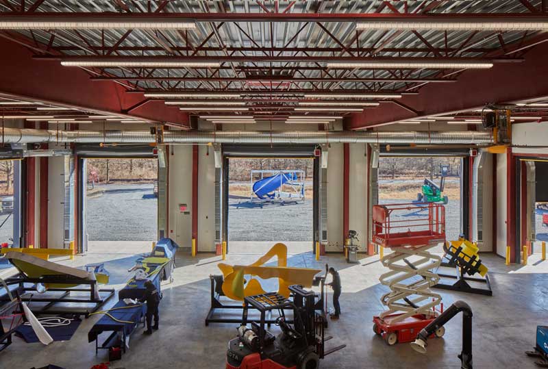 Amura,AmuraWorld,AmuraYachts, El espacio de trabajo principal y abierto del Edificio David R. Collens para Conservación, Fabricación y Mantenimiento. Foto de Richard Barnes. Cortesía del Centro de Arte Storm King, New Windsor, Nueva York.