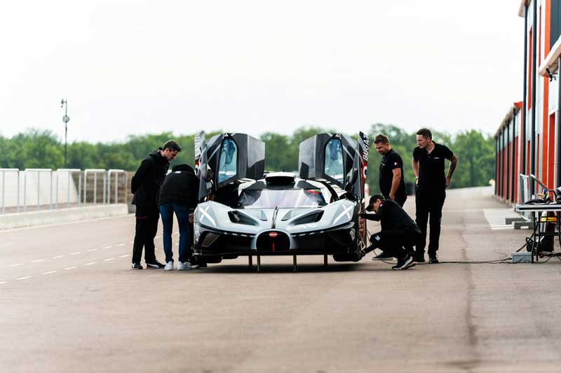 Amura,AmuraWorld,AmuraYachts, Los equipos dedicados de Bugatti tienen un compromiso con la prestación de un nivel de servicio que coincida con las capacidades del auto.