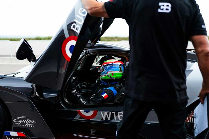 Amura,AmuraWorld,AmuraYachts, En la cabina del Bolide, el piloto recibe instrucciones de los expertos de Bugatti una fusión de experiencia humana e ingeniería de vanguardia.