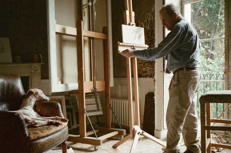 Amura,AmuraWorld,AmuraYachts, Lucian Freud en su estudio dibujando a su perro, Pluto. Shutterstock. 