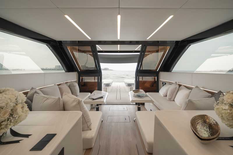 Amura,AmuraWorld,AmuraYachts, Los interiores combinan el roble con la fibra de carbono.