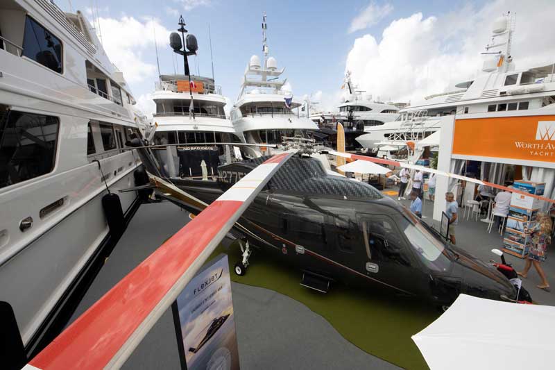 Amura,AmuraWorld,AmuraYachts, También son exhibidos helicópteros como el modelo Sikorsky S-76.