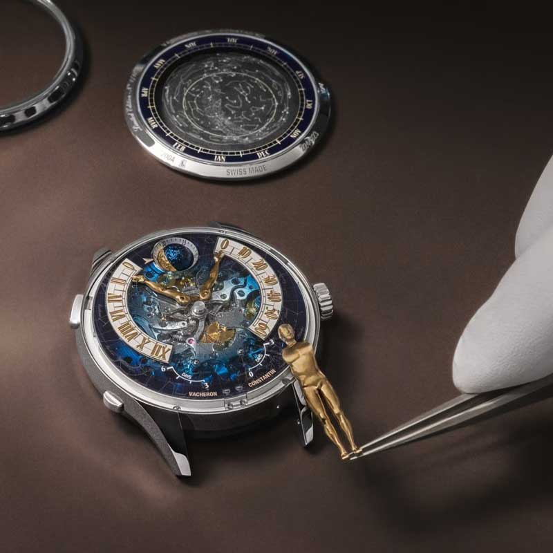 Amura,AmuraWorld,AmuraYachts, El astrónomo dorado está realizado en titanio.