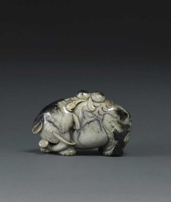 Amura,AmuraWorld,AmuraYachts, Talla de jade negro y gris que representa un elefante. Finales de la dinastía Ming/principios de la dinastía Qing, siglo XVII.