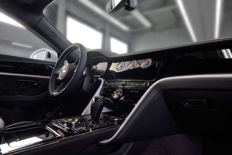 Amura,AmuraWorld,AmuraYachts, El interior enchapado en Piano Black del Bentley Flying Spur Speed.