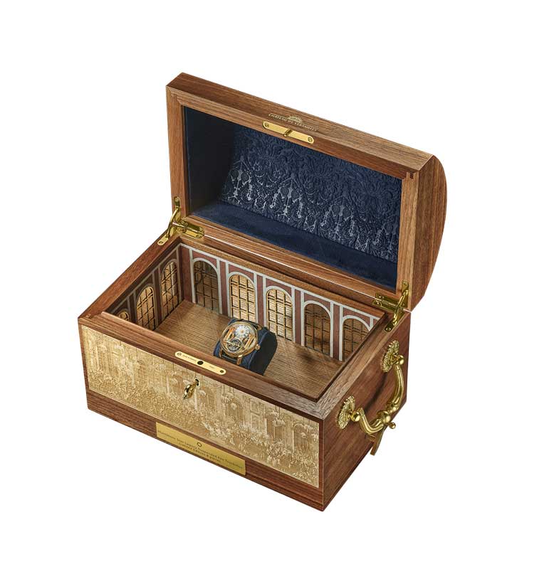 Amura,AmuraWorld,AmuraYachts, El reloj se entrega en una caja de madera de roble, rodeado de arcos de mármol que recuerdan a los de la Galería de los Espejos.