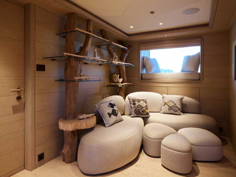 Amura,AmuraWorld,AmuraYachts, En la oficina del propietario se aprecian los materiales reciclados.