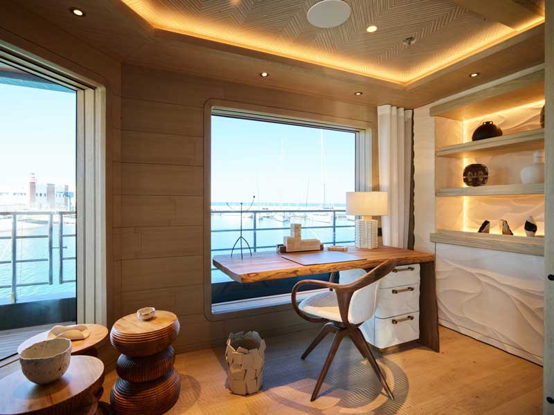 Amura,AmuraWorld,AmuraYachts, Los interiores fueron realizados con madera de bosques controlados. 