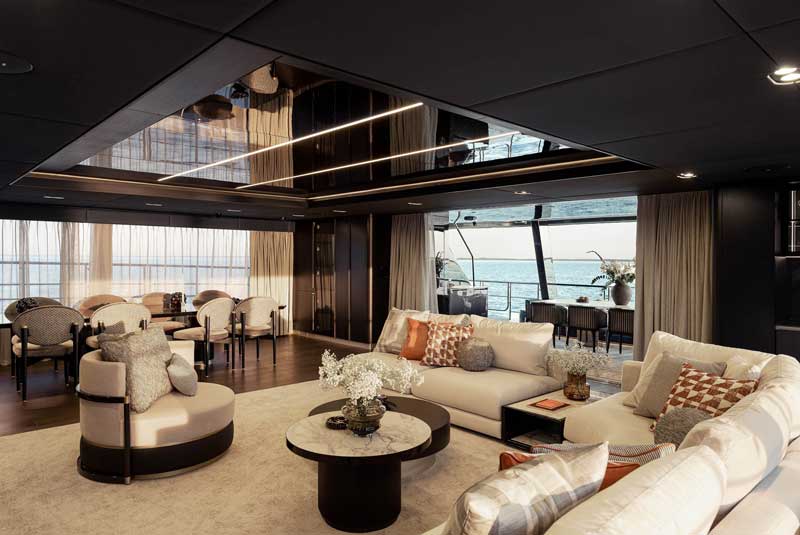 Amura,AmuraWorld,AmuraYachts, La manga de 13.5 metros, ofrece amplios espacios de convivencia.