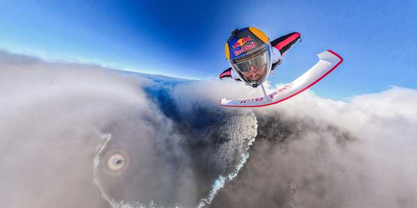 Vuelo histórico con traje de alas