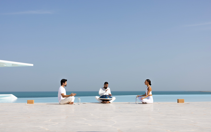 Amura,AmuraWorld,AmuraYachts, Meditación con handpan en Anantara Santorini, Abu Dabi.