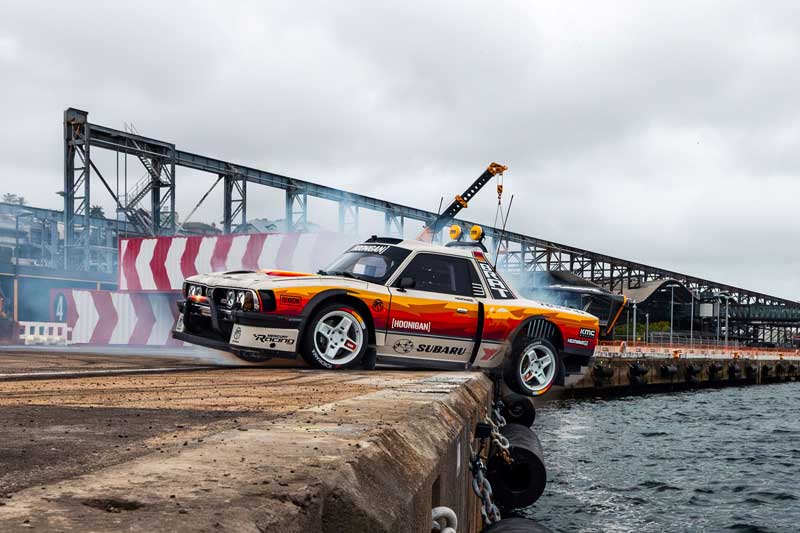 Amura,AmuraWorld,AmuraYachts, En el muelle del puerto de Sidney, Travis Pastrana desafía la gravedad, al “colgar” dos ruedas de su Subaru 