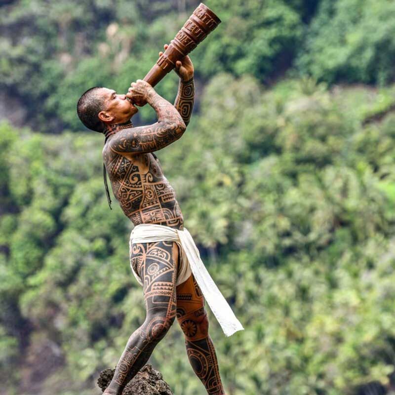 Amura,AmuraWorld,AmuraYachts, Lejos de las multitudes, escucha las leyendas de un pueblo que se remonta a tiempos antiguos. (Ponant/Thibault Garnier).