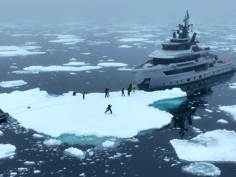 Amura,AmuraWorld,AmuraYachts, Los expedicionarios tuvieron la oportunidad de descender a los hielos del Polo Norte.