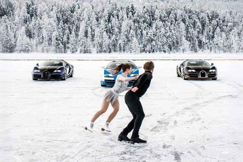 Amura,AmuraWorld,AmuraYachts, La presencia de patinadores sobre hielo realzó la belleza de los modelos de Bugatti Veyron.