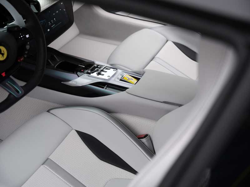 Amura,AmuraWorld,AmuraYachts, Los interiores del Ferrari 12Cilindri Tailor Made son creación de la artista textil Dahye Jeong.