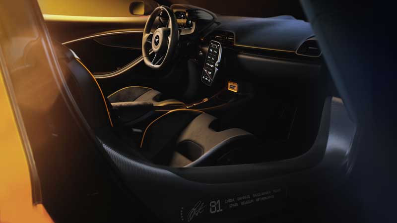 Amura,AmuraWorld,AmuraYachts, El interior está realizado en Alcántara Performance Carbon Black y cuero Nappa Jet Black con ribetes en Naranja McLaren Vision.