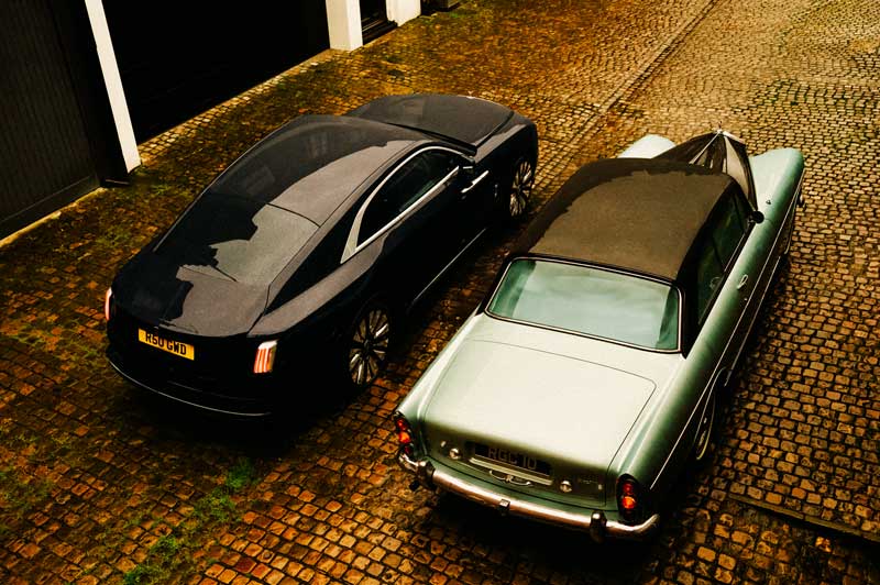 Amura,AmuraWorld,AmuraYachts, Rolls-Royce Spectre y un Rolls-Royce Silver Cloud coupé de 1965.