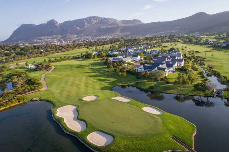 Amura,AmuraWorld,AmuraYachts, Los fairways del Steenberg Golf Estate, en Ciudad del Cabo.