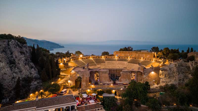 Amura,AmuraWorld,AmuraYachts, Cerca del hotel se localiza el antiguo anfiteatro griego de Taormina.