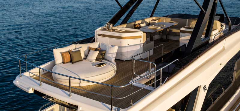 Amura,AmuraWorld,AmuraYachts, El <em><i>flybridge</i></em> ofrece una superficie para admirar el mar.