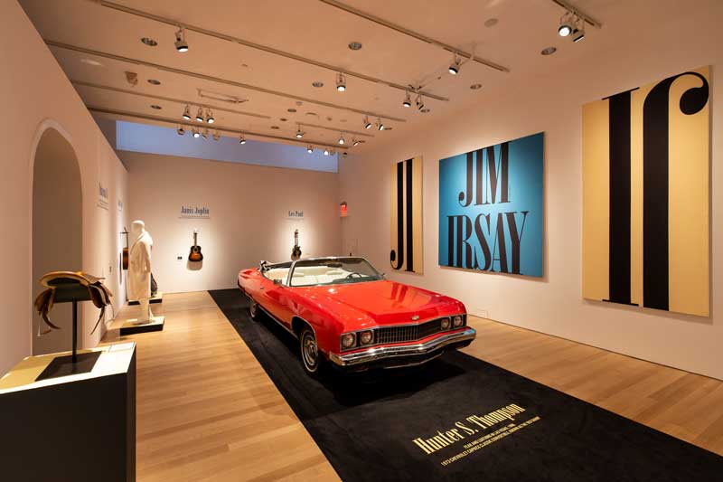 Amura,AmuraWorld,AmuraYachts, Vista de la exposición de la Colección Jim Irsay, que incluye <em><i>Pánico y locura en Las Vegas (</i></em> 1998): el Chevrolet Caprice clásico descapotable de 1973 de Hunter S. Thompson, conocido como el 