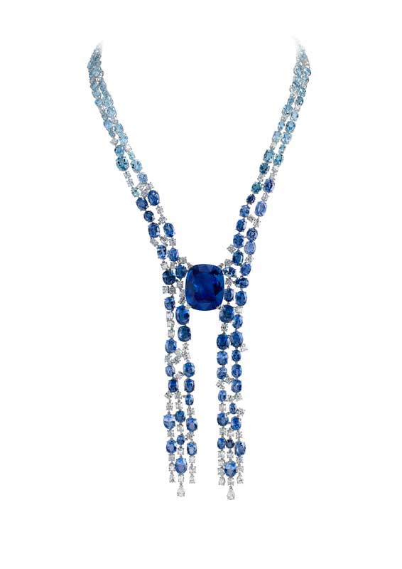 Amura,AmuraWorld,AmuraYachts, Chopard creó un collar esculpido en oro blanco ético, con el zafiro Royal Blue de 88 quilates, rodeado de zafiros, aguamarinas y diamantes.