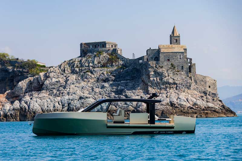 Amura,AmuraWorld,AmuraYachts, Los costados del Forte 47 son abatibles para ampliar la superficie de entretenimiento.