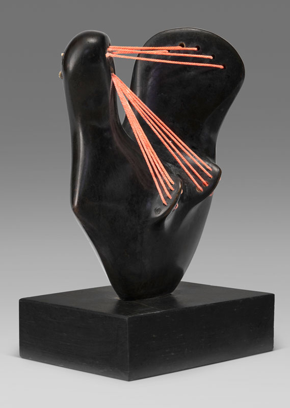 Amura,AmuraWorld,AmuraYachts, Henry Moore (1898-1986), <em><i>Madre e hijo atados con cuerdas,</i></em> concebida en 1938. Bronce con pátina marrón oscura y cuerda roja. Altura: 11.8 cm.