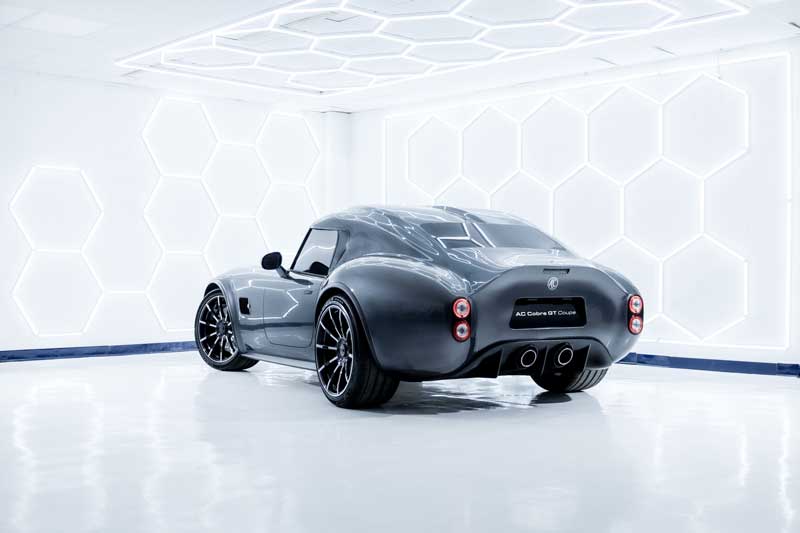 Amura,AmuraWorld,AmuraYachts, El AC Cobra GT Coupé acelera de 0 a 100 km/h en 3.5 segundos.