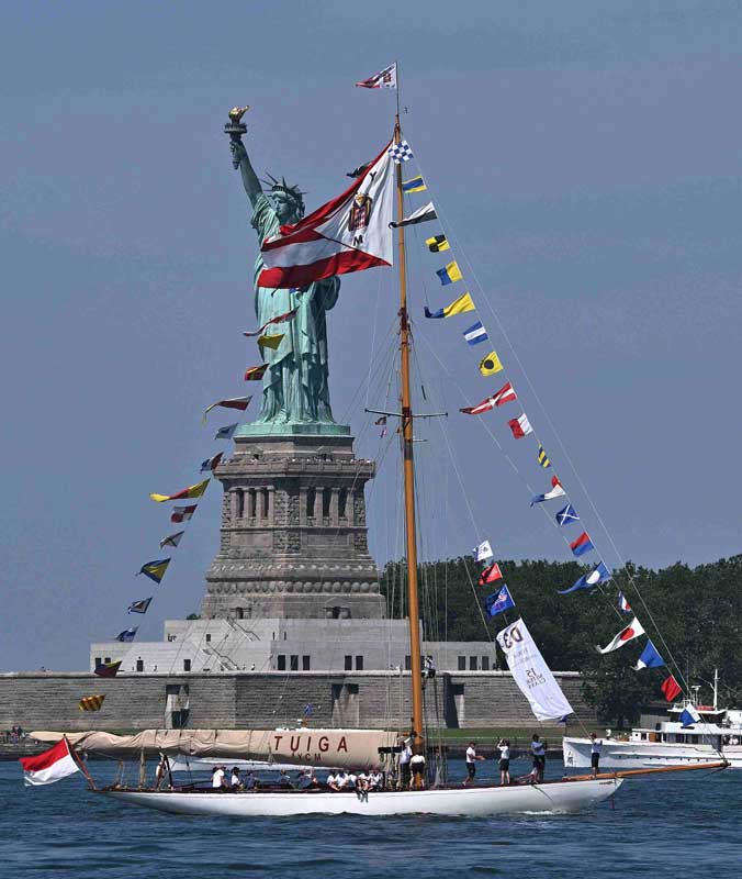 Amura,AmuraWorld,AmuraYachts, La Estatua de la Libertad se localiza<strong><b> </b></strong>es una pequeña isla en la bahía de Nueva York, a unos 2.6 km al sur de Manhattan. / Foto: Tony Sipa