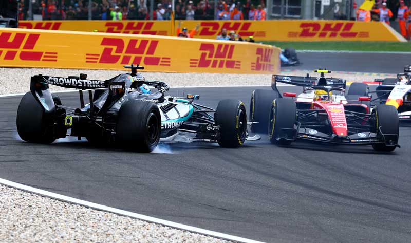Amura,AmuraWorld,AmuraYachts, Lewis Hamilton (Ferrari) chocó con el auto de George Russell (Mercedes) al inicio de la carrera.