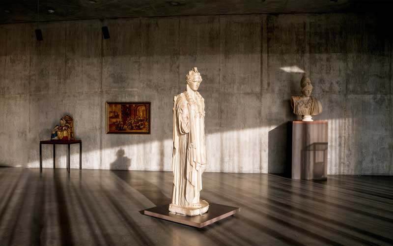 Amura,AmuraWorld,AmuraYachts, Vista de la instalación de la presentación inaugural en las Galerías David Geffen, que incluye la Atenea de la Esperanza, del siglo II d. C., una copia romana de un original griego del siglo V a. C. Museo de Arte del Condado de Los Ángeles, Colección William Randolph Hearst. Foto: © Museum Associates/LACMA.