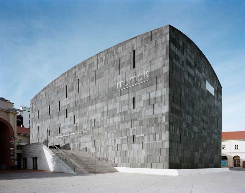 Amura,AmuraWorld,AmuraYachts, La estructura monolítica de basalto gris antracita del mumok, uno de los edificios más llamativos del MuseumsQuartier, obra de Ortner & Ortner. Foto: Stefan Oláh.