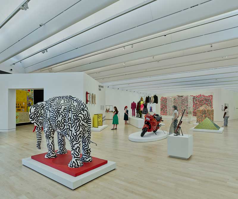 Amura,AmuraWorld,AmuraYachts, Vista de la instalación de la nueva Galería de Exposiciones Temporales del Norte, donde actualmente se exhibe la exposición «<em>Keith Haring en 3D» © Tim Hursley; Obra de arte de Keith Haring © Fundación Keith Haring.</em>